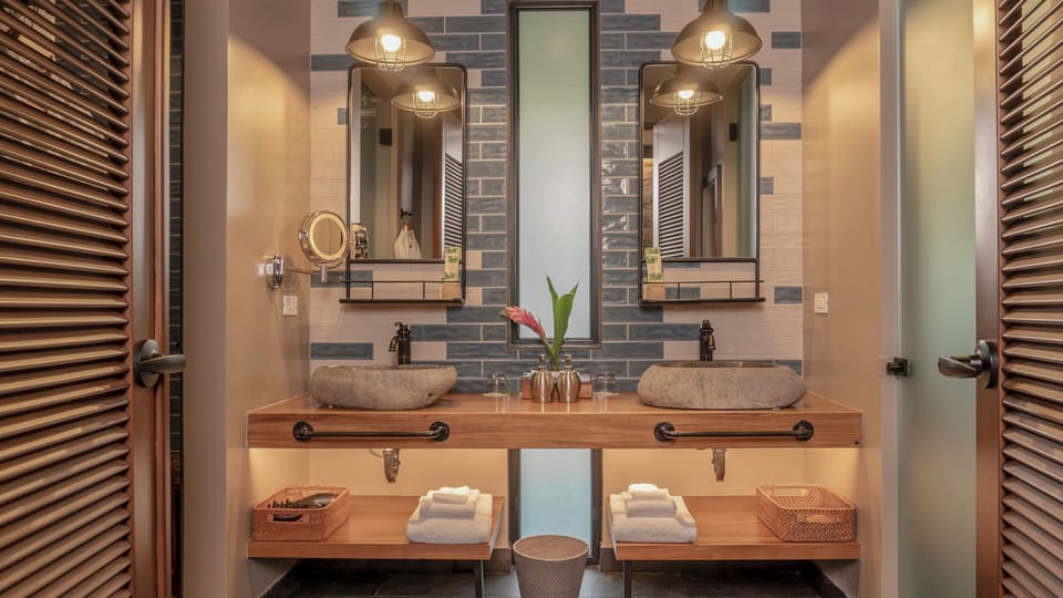 Luxury Suite, 2 Bedrooms, Hot Tub, River View | Bathroom | Shower, rainfall showerhead, free toiletries, hair dryer