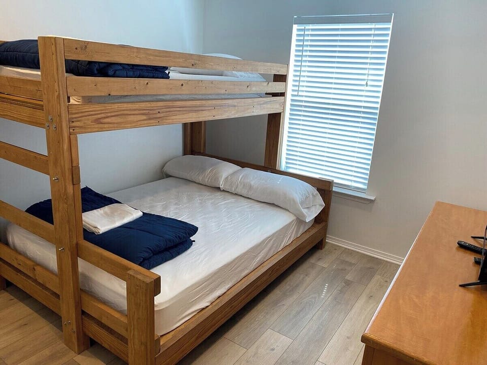 Bedroom 2  1 Queen 1 Twin