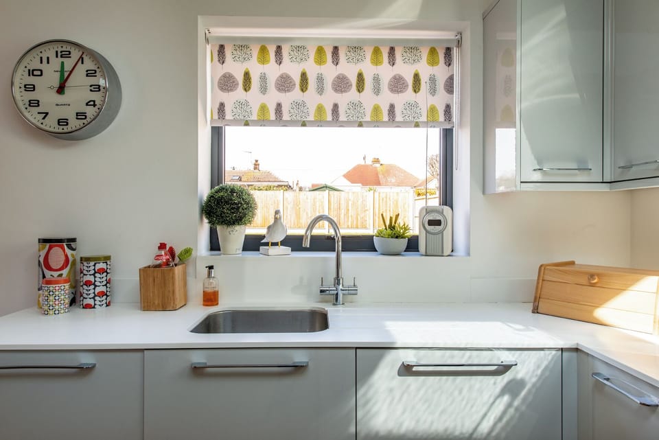 Full-size fridge, microwave, oven, stovetop