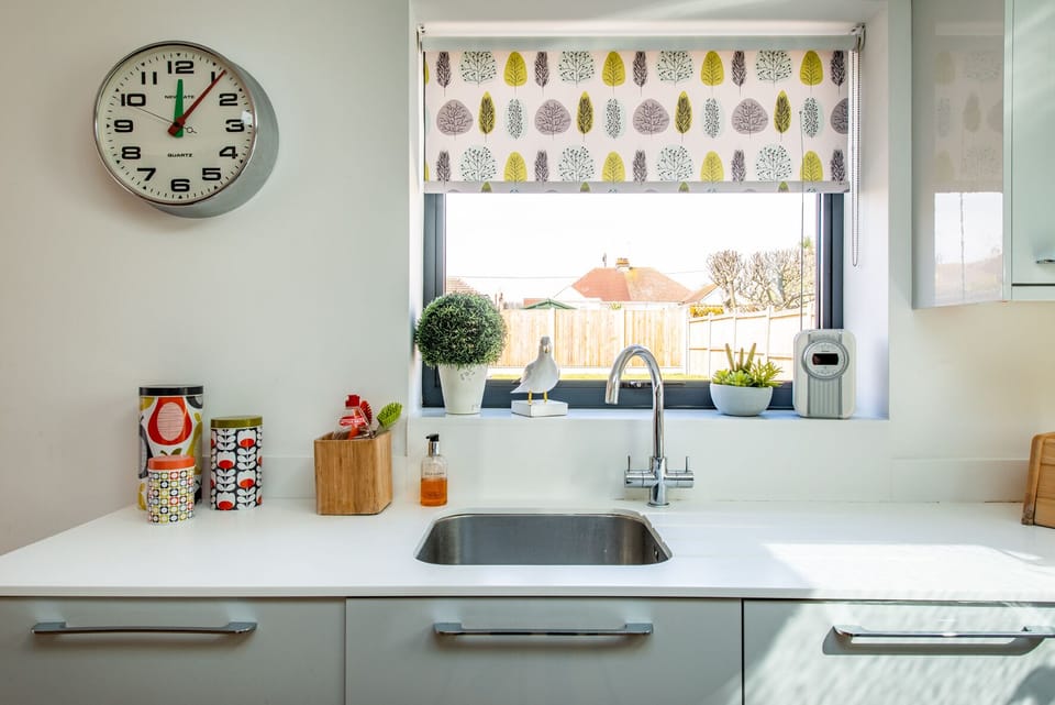 House | Shared kitchen facilities | Full-size fridge, microwave, oven, stovetop