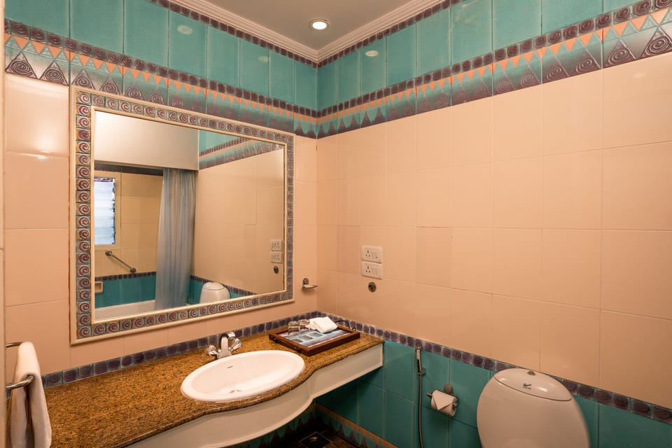 Superior Room | Bathroom | Shower, hydromassage showerhead, free toiletries, hair dryer