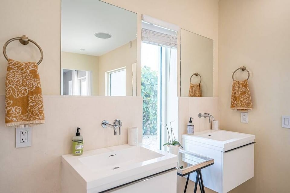 Master en-suite with NEW vanity -double sinks-Pic coming soon