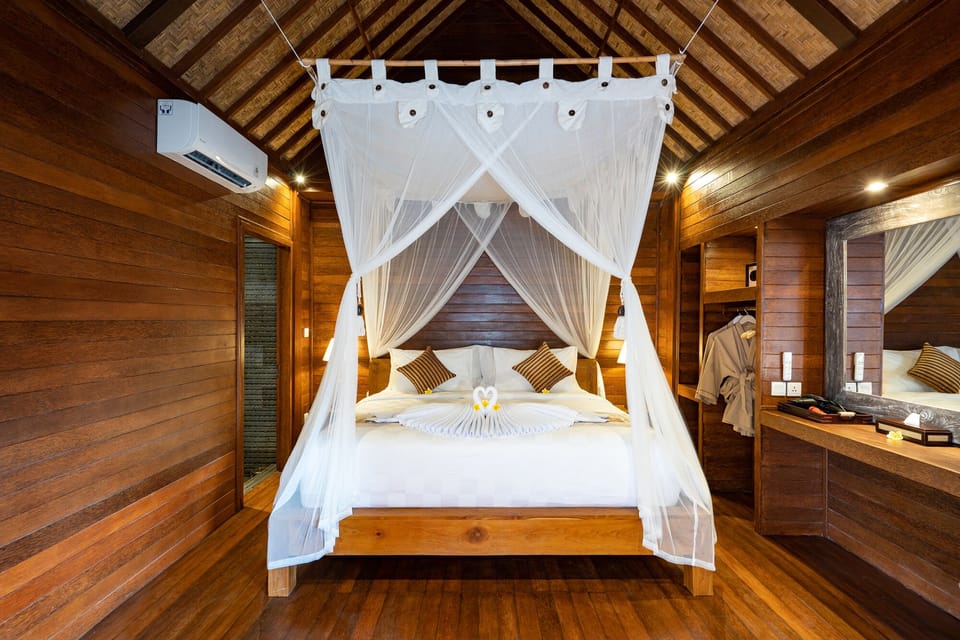 Deluxe Villa | Minibar, in-room safe, desk, soundproofing