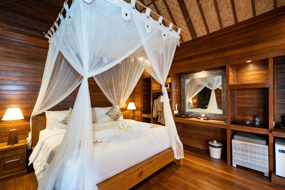 Deluxe Villa | Minibar, in-room safe, desk, soundproofing