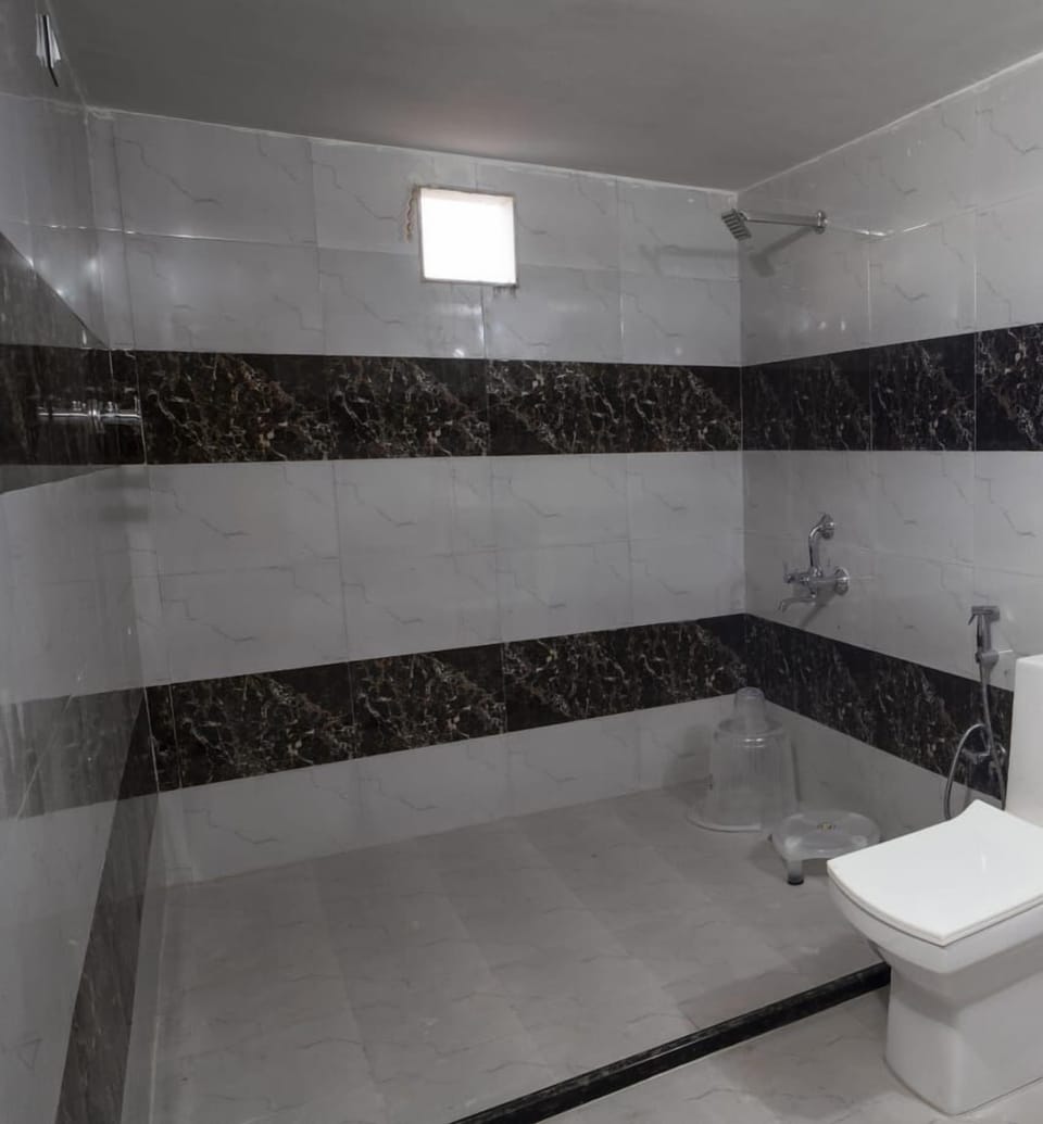 Rainfall showerhead, free toiletries, slippers, towels