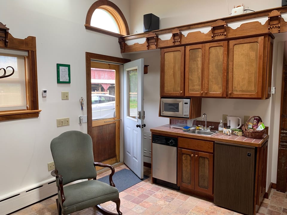 Front Door and Kitchenette, microwave, dishwasher, refrigerator, kettle, dishes