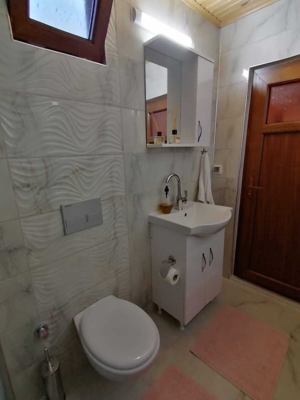 Bungalow | Bathroom | Shower, slippers, towels, soap