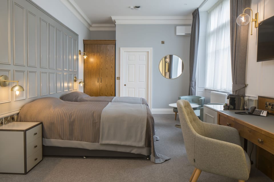 Superior Twin Room | Desk, WiFi (free), bed sheets