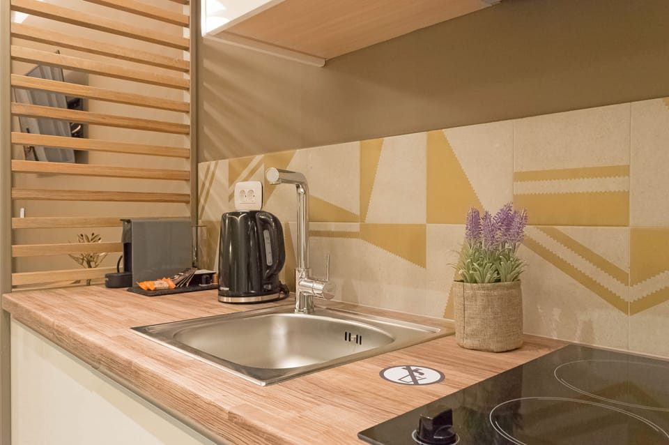 Maisonette | Private kitchenette | Full-size fridge, microwave, stovetop, espresso maker