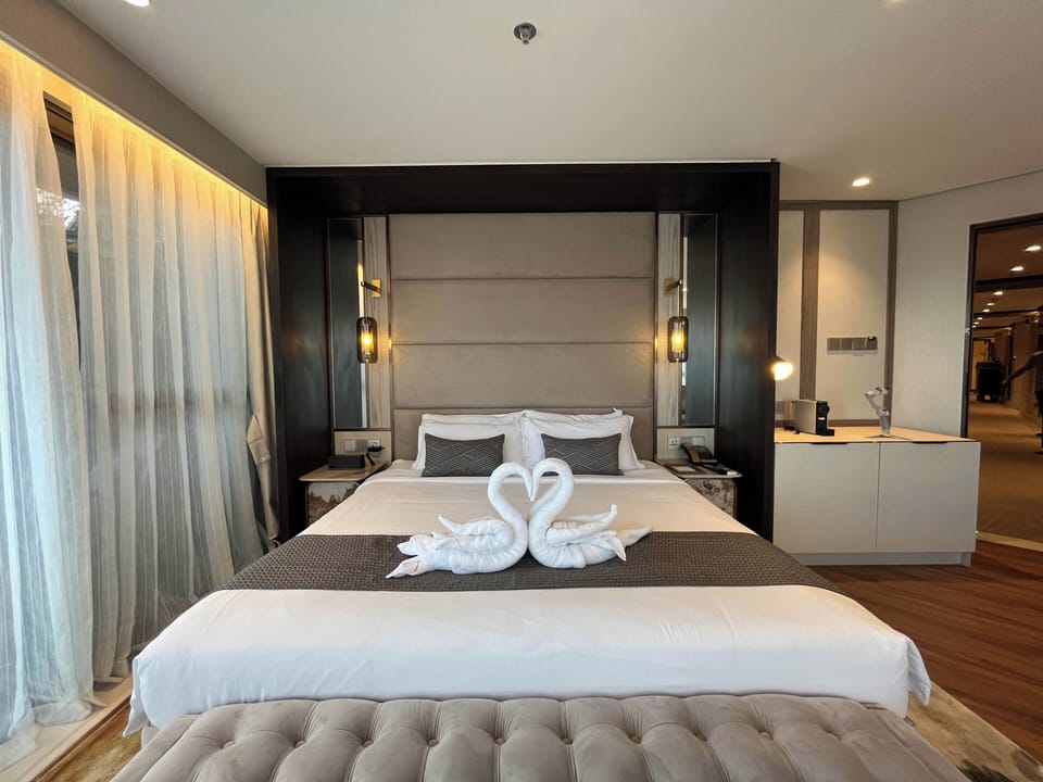 Panoramic suite Room | Individually decorated, individually furnished, desk, laptop workspace