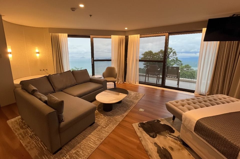 Panoramic suite Room | Living area | 32-inch LCD TV with cable channels, TV