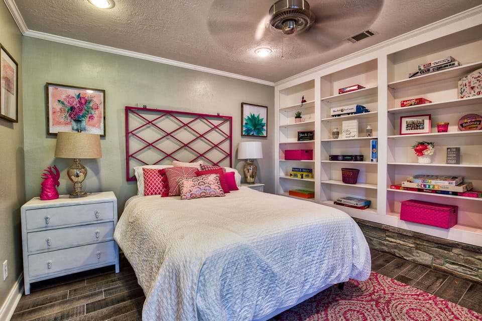 Strawberry Room: Queen (converted study)