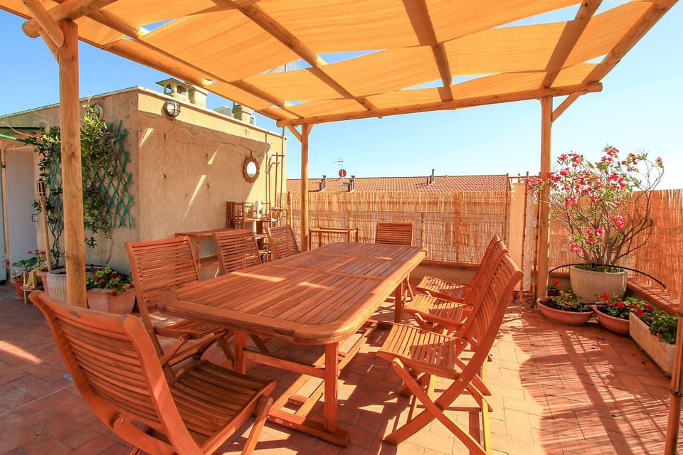Castiglione della Pescaia - Anna Apartment - A dining corner on the terrace for lunches and dinners in the open air