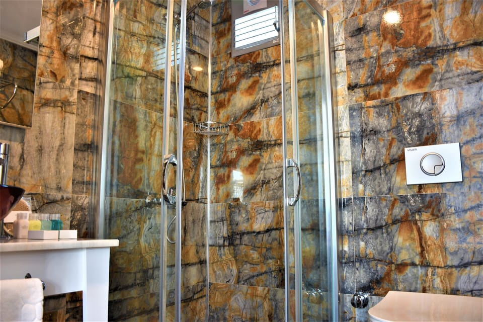 Shower, rainfall showerhead, free toiletries, hair dryer