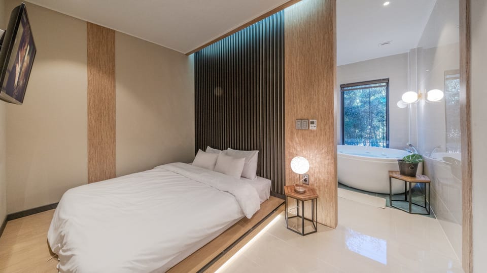 Studio (M) | Blackout drapes, soundproofing, free WiFi