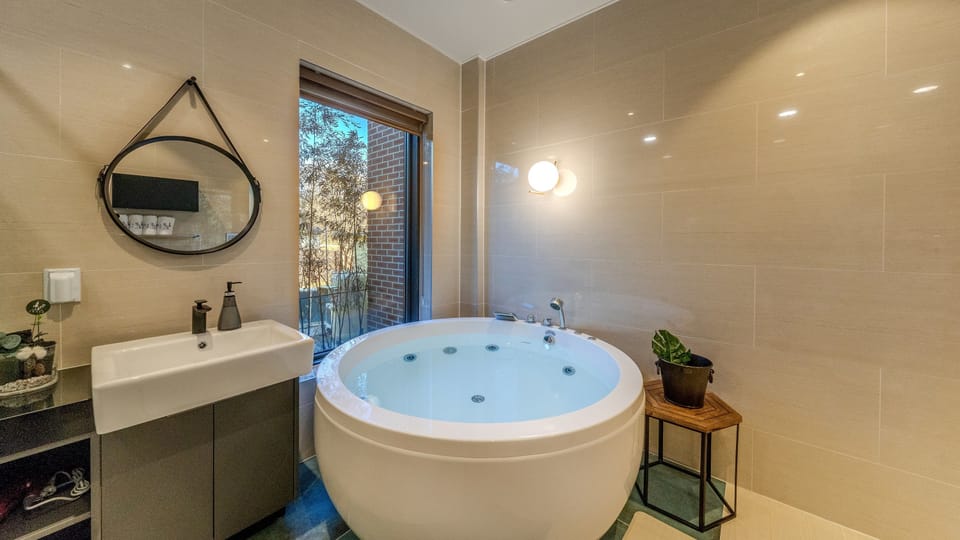 Studio (M) | Jetted tub