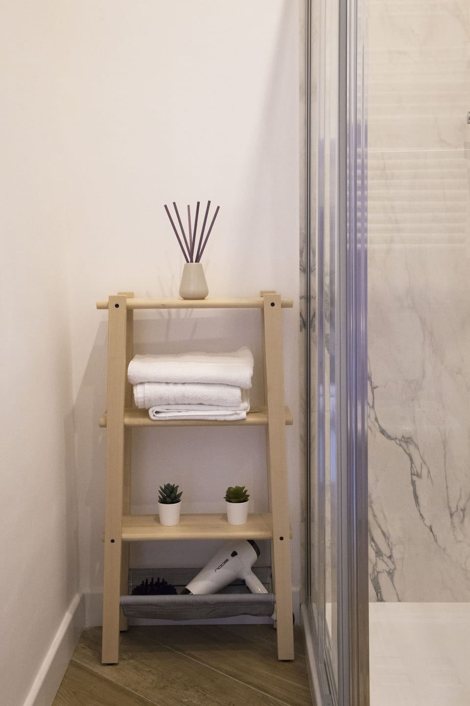 Standard Double Room | Bathroom | Shower, rainfall showerhead, free toiletries, hair dryer