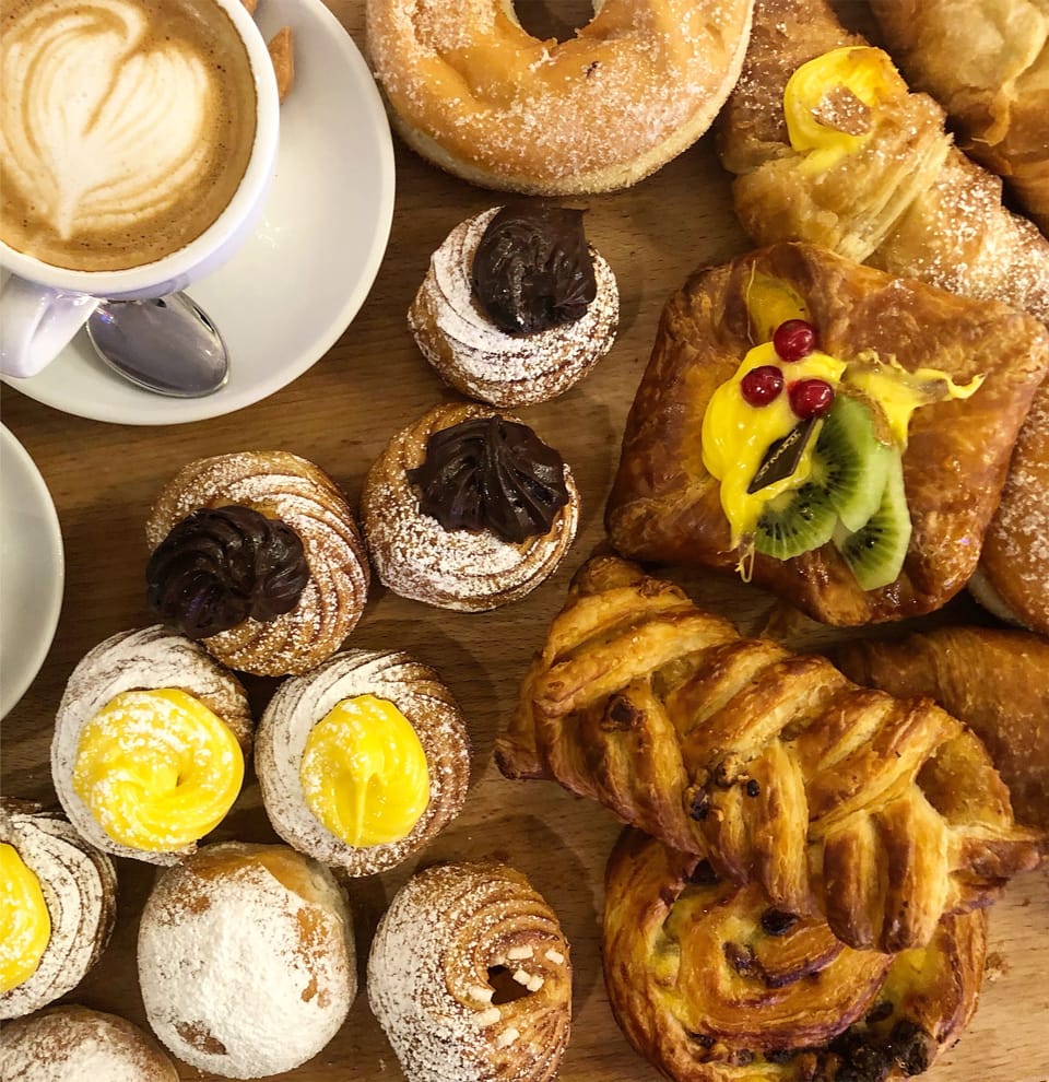 Breakfast at the Plebiscito Bar, only 2 minutes away from the apartment 