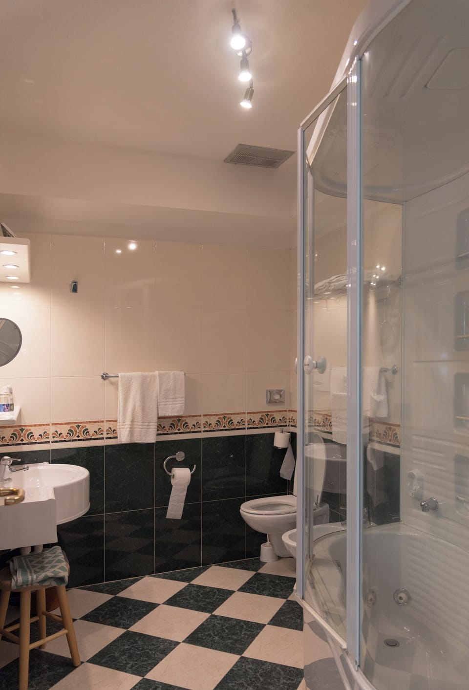 Suite | Bathroom | Free toiletries, hair dryer, bidet, towels
