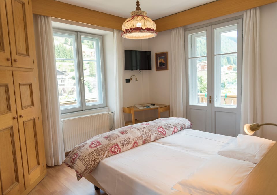 Classic Double or Twin Room | Down comforters, in-room safe, desk, blackout drapes