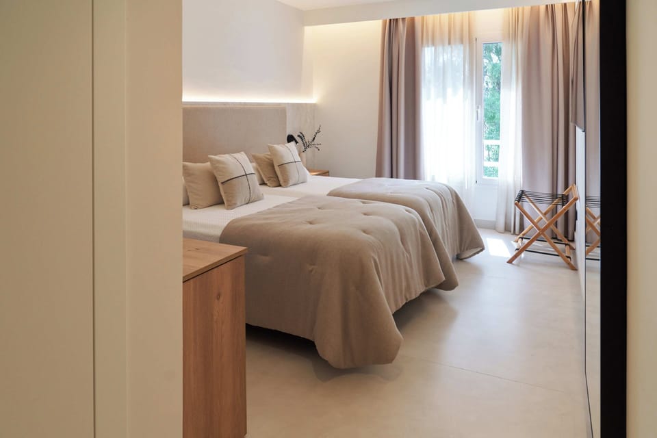 Minibar, in-room safe, desk, WiFi (free)