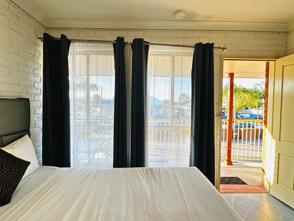 Deluxe Family Room | Desk, iron/ironing board, WiFi (free), bed sheets