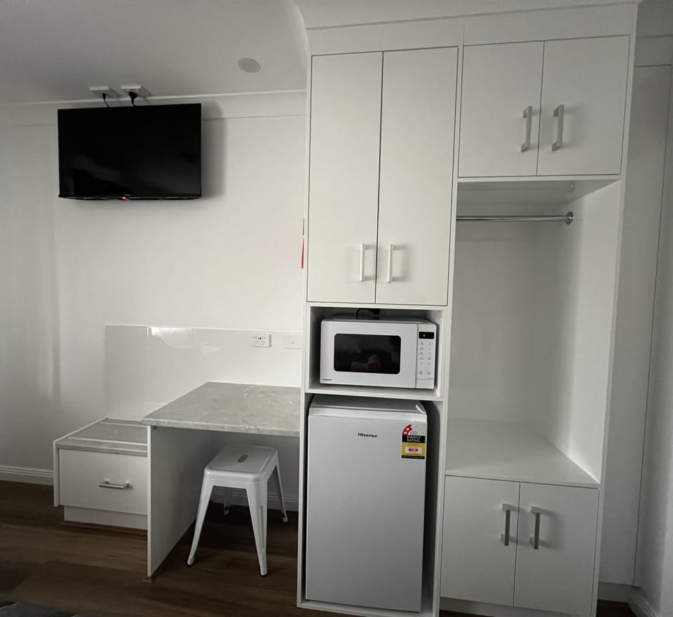 Comfort Queen Pet Friendly | Iron/ironing board, WiFi (free), bed sheets