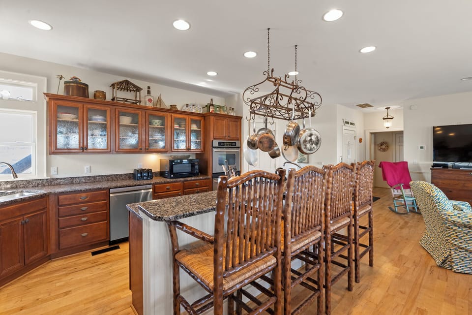 KDN0123: Four Roses l Mid Level Kitchen