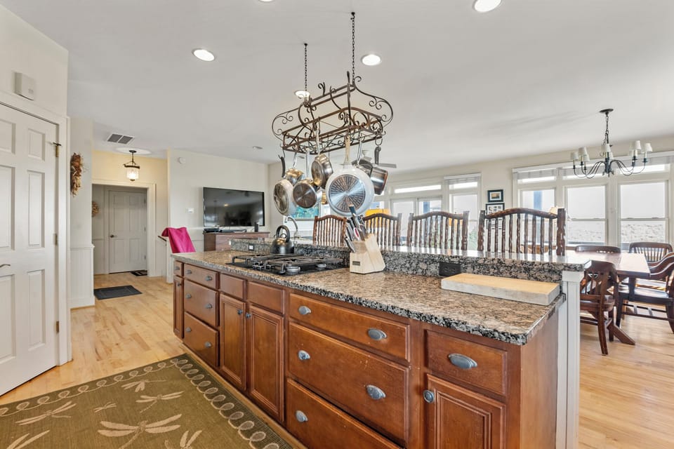 KDN0123: Four Roses l Mid Level Kitchen