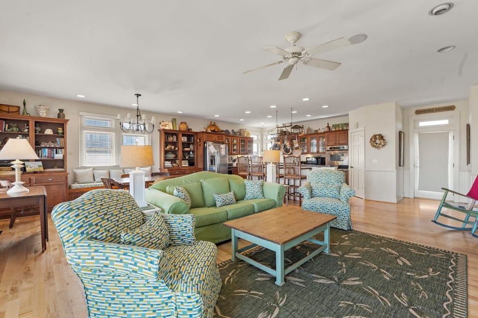 KDN0123: Four Roses l Mid Level Living Area