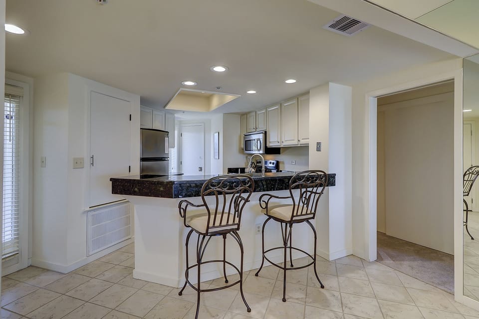 Kitchen w/ Breakfast Bar