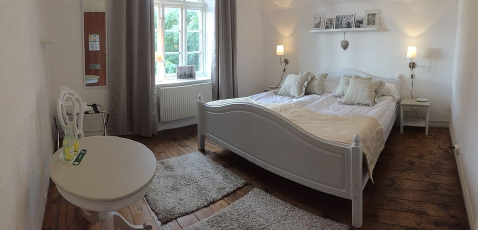 Economy Double Room with shared batheroom in the hallway | Individually decorated, blackout drapes, free WiFi, bed sheets