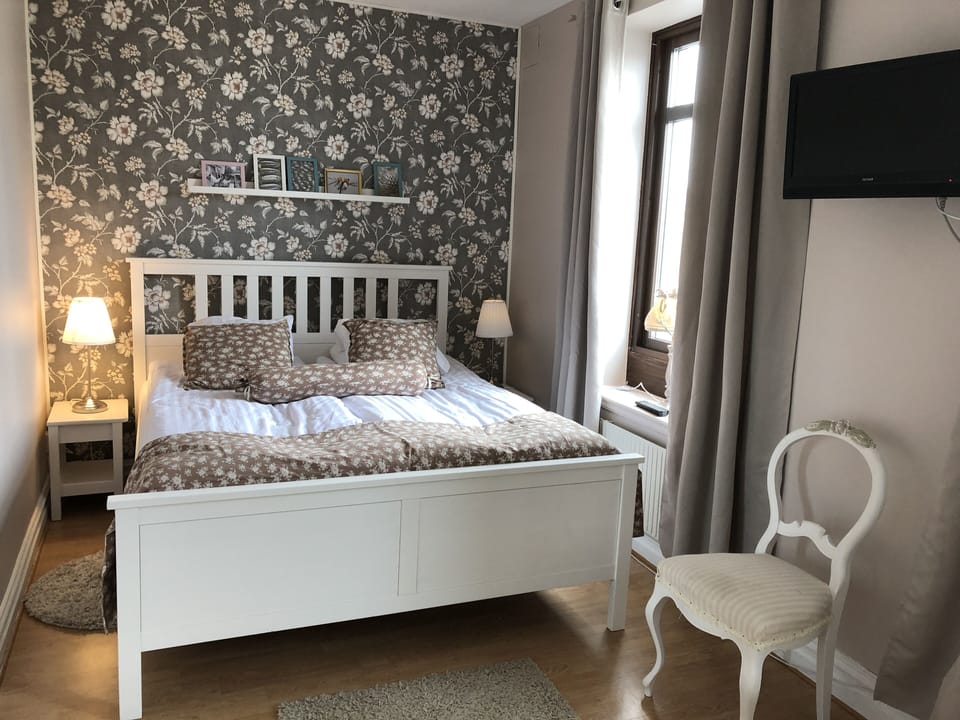 Double Room, Private Bathroom | Individually decorated, blackout drapes, free WiFi, bed sheets