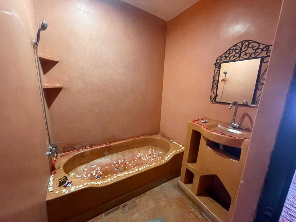 Superior Double or Twin Room, Garden View | Bathroom | Shower, free toiletries, bidet, towels