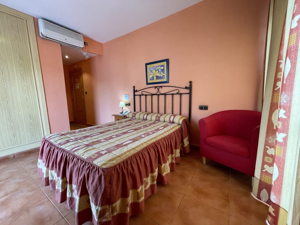 Single Room | In-room safe, desk, blackout drapes, soundproofing