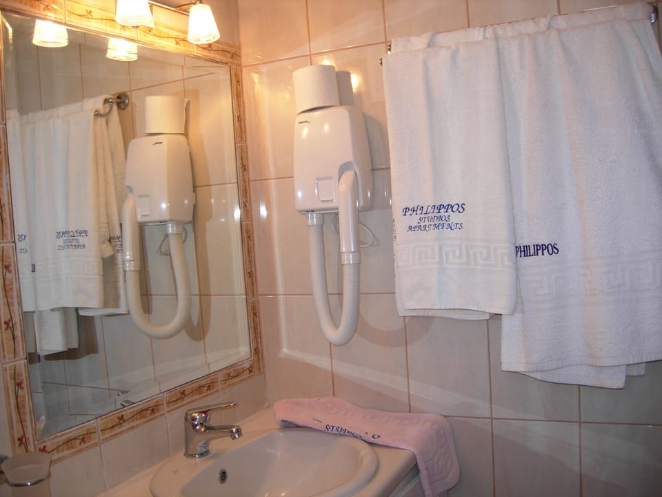 Apartment, 1 Bedroom, Sea View | Bathroom | Combined shower/tub, hair dryer, towels