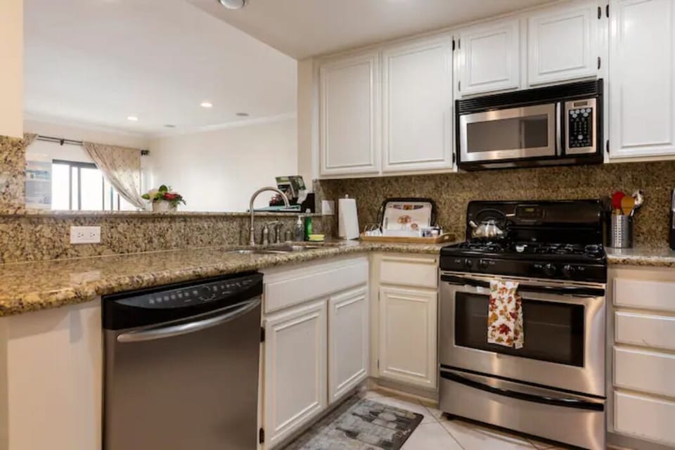 Full kitchen
