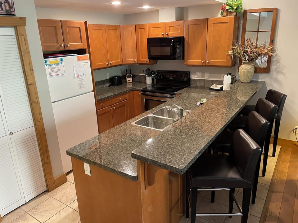 Fully Equipped Kitchen with Cookware, Pots & Pans, Coffee Maker, Toaster & Spice