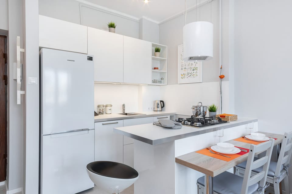 Fully equipped kitchenette with a fridge and freezer, gas hob, dishwasher, oven, electric kettle and toaster.