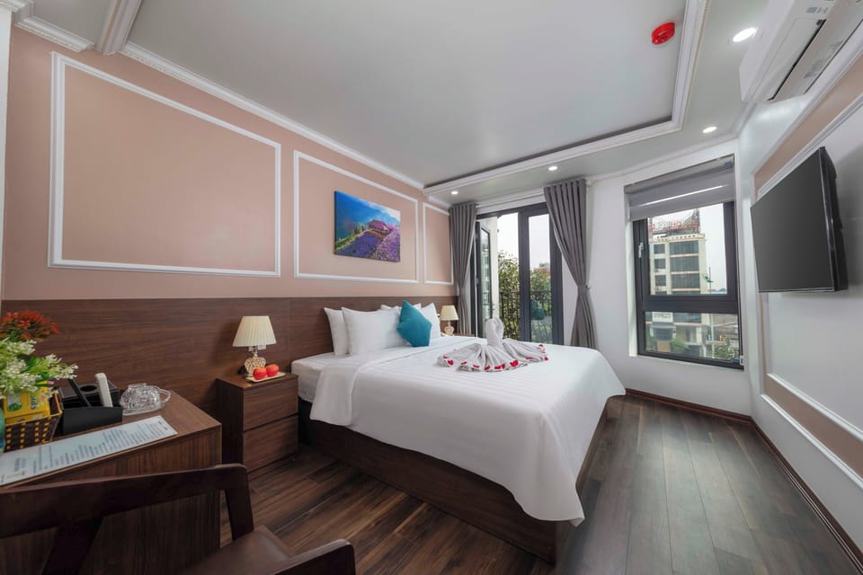 Deluxe King Room, City View (Free one way airport transfer) | Minibar, in-room safe, individually furnished, desk