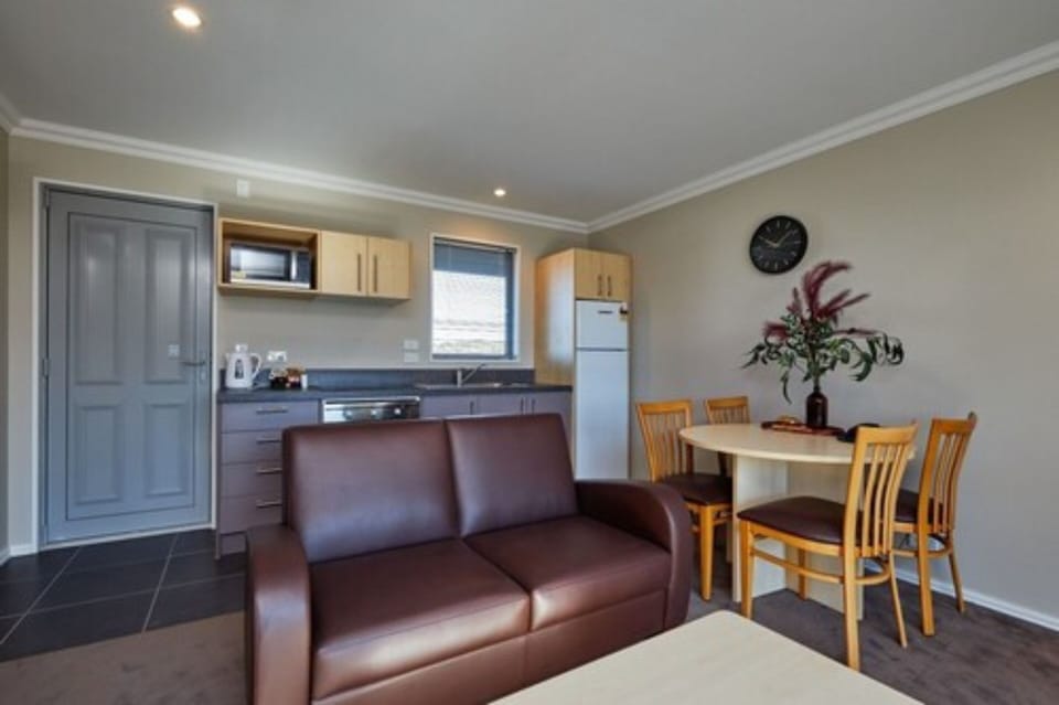 Two Bedroom Spa Suite | Premium bedding, blackout drapes, iron/ironing board, WiFi (free)