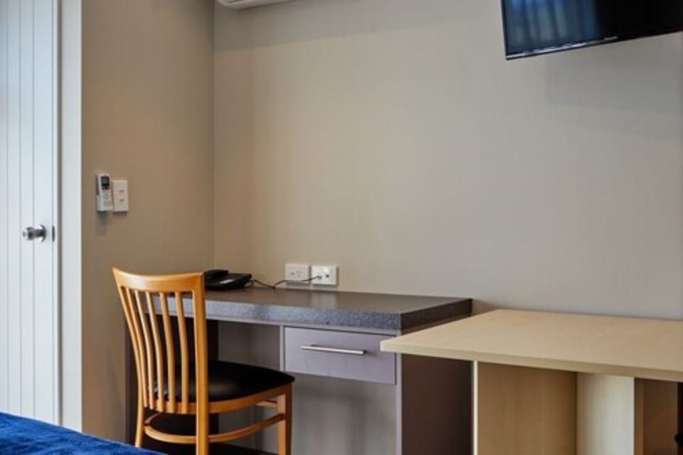 Deluxe Studio Suite, 1 King Bed | Premium bedding, blackout drapes, iron/ironing board, WiFi (free)