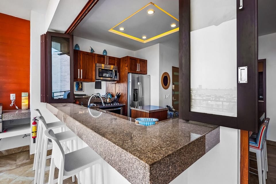 [Kitchen] Bar counter for casual dining and drinks.