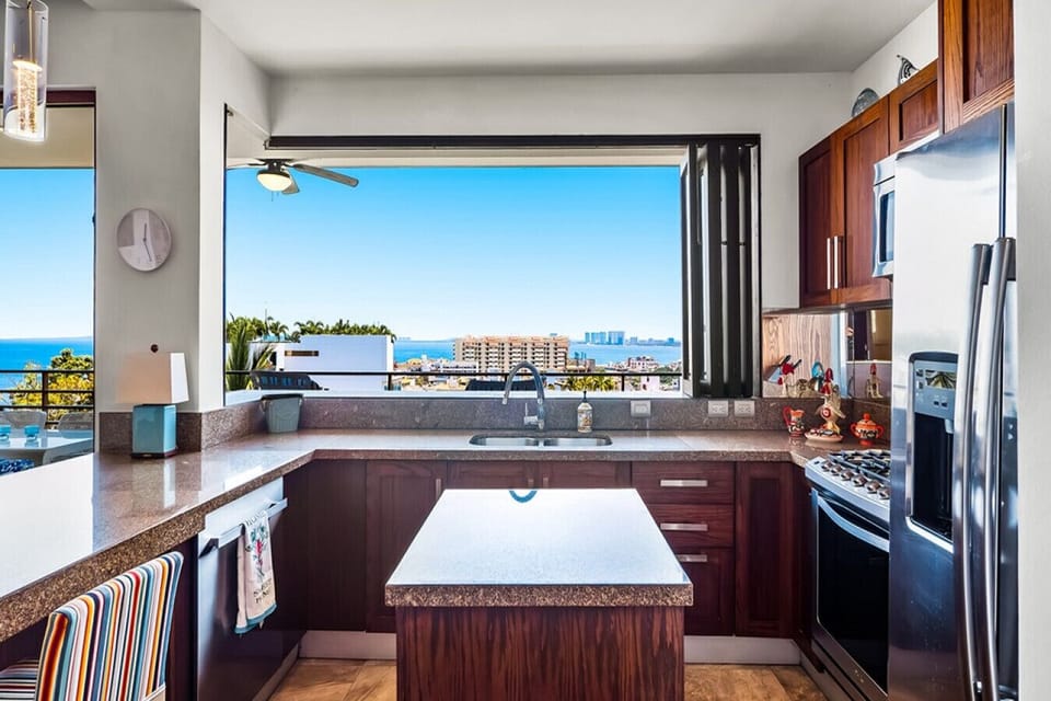 [Kitchen] Fully equipped chef’s kitchen for all your cooking needs.