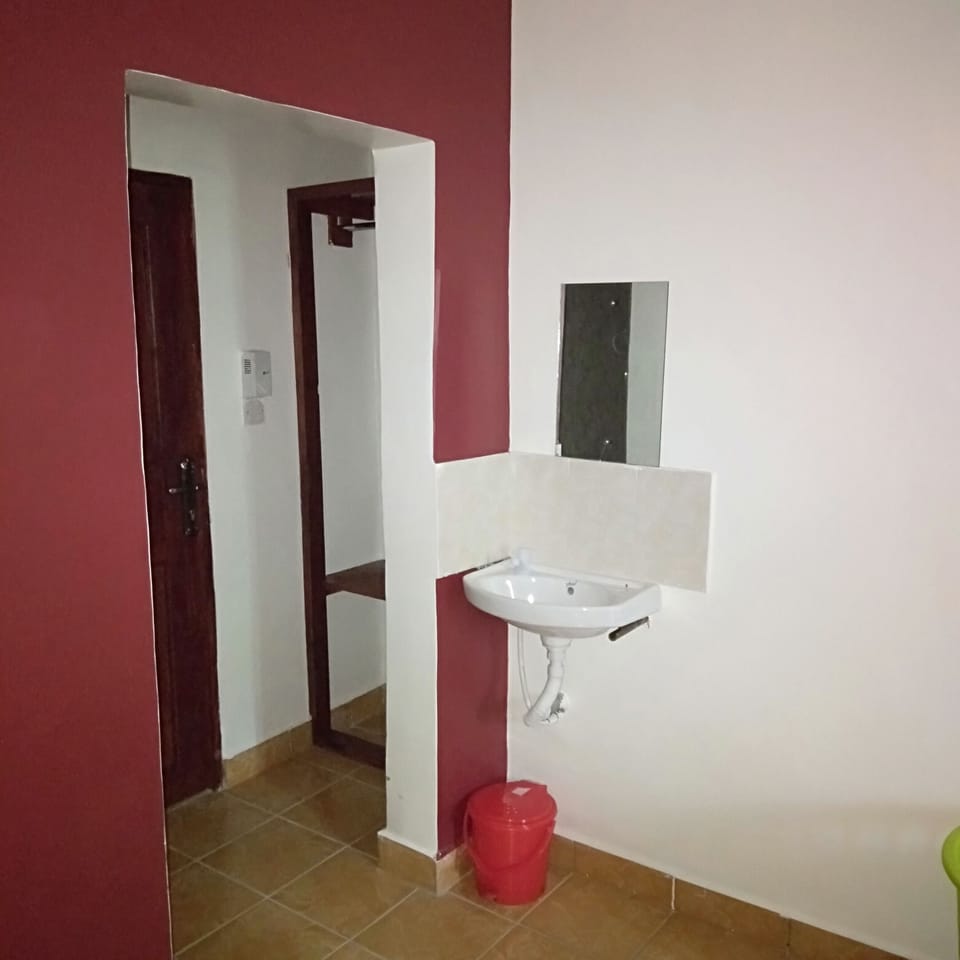 Family Single Room | Bathroom amenities | Shower, towels, soap, toilet paper