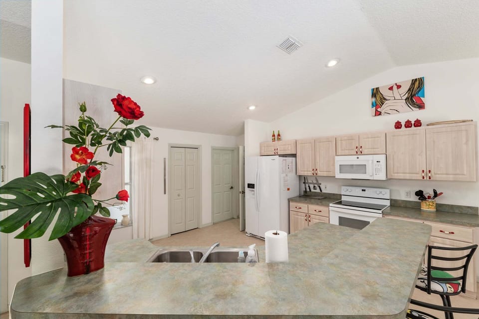 House, 2 Bedrooms | Private kitchen | Coffee/tea maker, fridge, oven, toaster