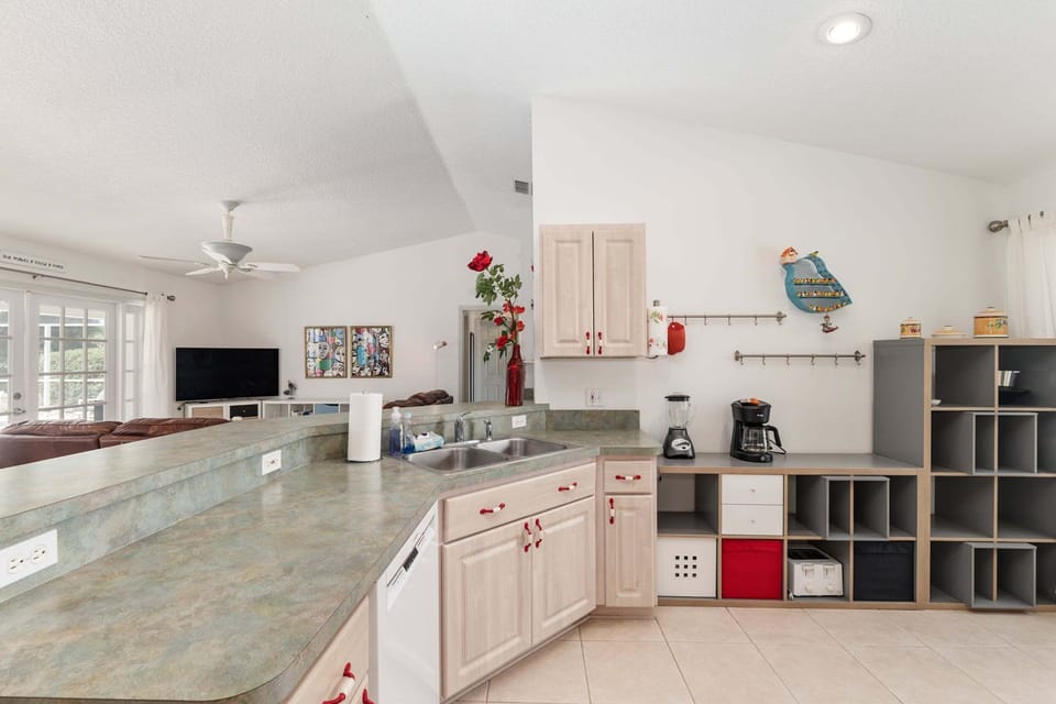House, 2 Bedrooms | Private kitchen | Coffee/tea maker, fridge, oven, toaster