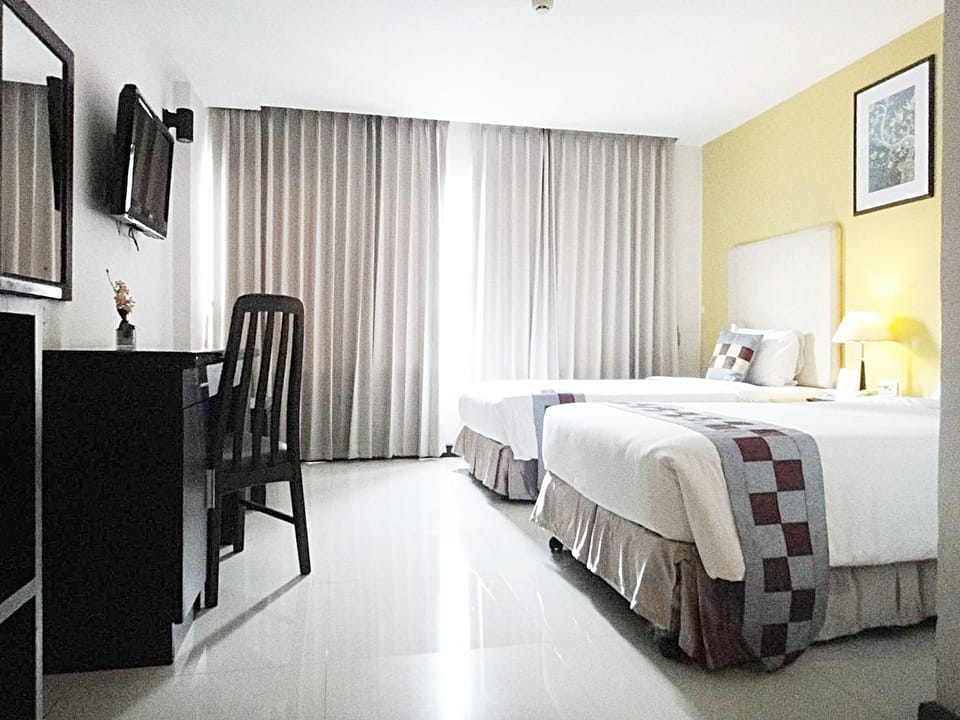 Deluxe Double or Twin Room | In-room safe, desk, blackout drapes, soundproofing