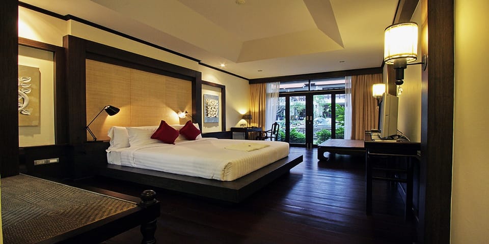 Executive Double Room | Minibar, in-room safe, desk, soundproofing