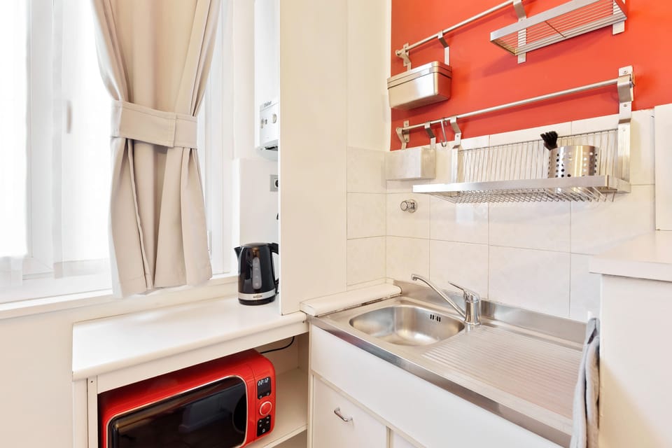 Apartment, 1 Bedroom, Non Smoking | Private kitchen | Full-size fridge, microwave, stovetop, cookware/dishes/utensils